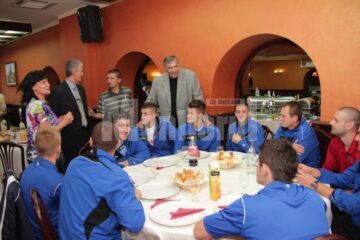 Ștefan Birtalan alături de o parte din handbaliștii suceveni