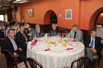 Ștefan Birtalan alături de reprezentanții principalilor finanțatori ai echipei