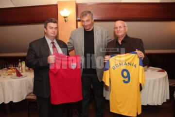 Ștefan Birtalan alături de câștigătorii celor două tricouri