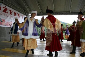 Dansuri populare poloneze în costume de epoca