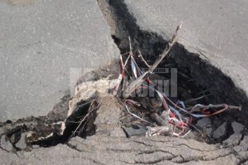 Terenul continuă să alunece, iar șoseaua turnată în urmă cu un an și ceva ia forma unor adevărate ravene