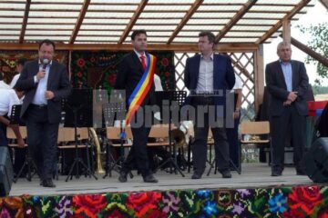 Oficialitățile dau startul spectacolului