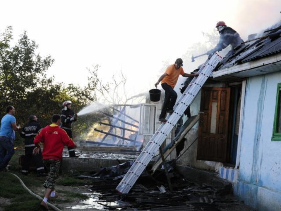 Incendiul a fost stins în jurul orei 20:45, iar cauza izbucnirii o reprezintă scântei purtate de vânt și căzute pe materiale combustibile. Foto: Iustin BUCULEI