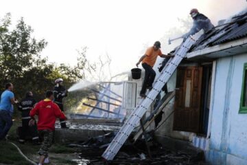 Incendiul a fost stins în jurul orei 20:45, iar cauza izbucnirii o reprezintă scântei purtate de vânt și căzute pe materiale combustibile. Foto: Iustin BUCULEI