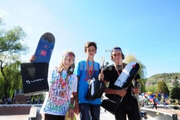Gabriel Bărgăoanu (în mijloc) a obținut o frumoasă performanță în condițiile în care Suceava nu beneficiază de un skatepark