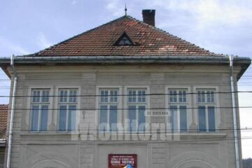 Acoperișul școlii câmpulungene „George Voevidca” necesită reparații urgente