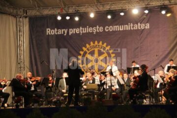 Filarmonica din Botoșani a susținut aseară un concert în aer liber, în fața Palatului Administrativ