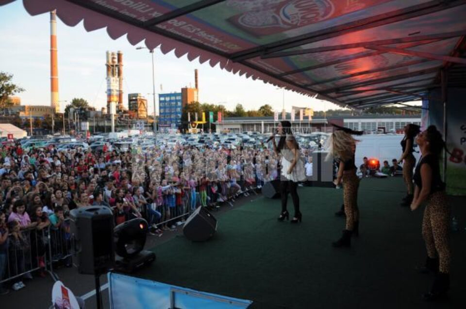 Andra a susținut miercuri un concert în parcarea Shopping City Suceava