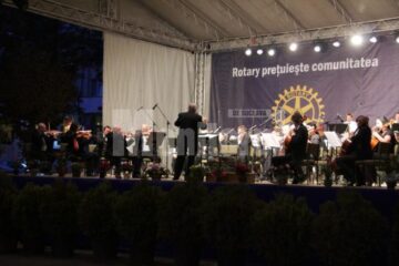 Filarmonica din Botoșani a susținut aseară un concert în aer liber, în fața Palatului Administrativ