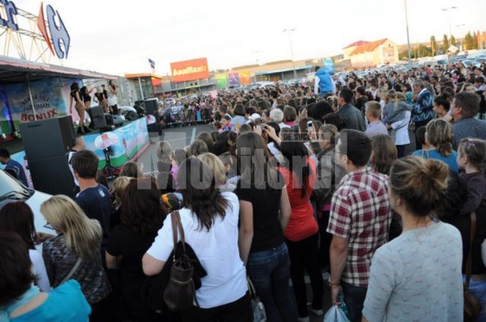 Andra a susținut miercuri un concert în parcarea Shopping City Suceava