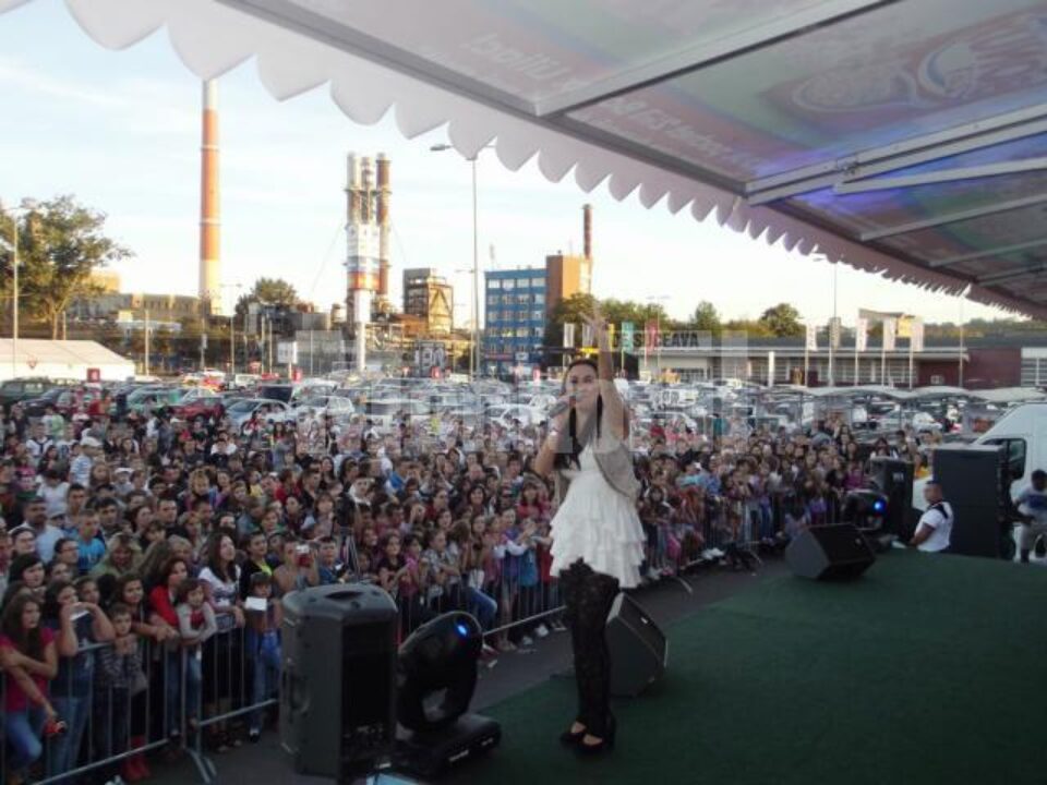 Andra a susținut miercuri un concert în parcarea Shopping City Suceava