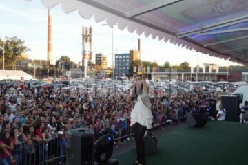 Andra a susținut miercuri un concert în parcarea Shopping City Suceava