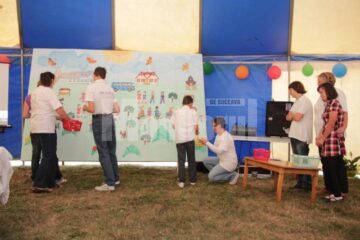 Imaginea Complexului terapeutic „Blijdorp România – O Noua Viață”, redată de copii pe un panou, ca-ntr-un joc de puzzle