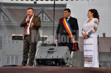 Sute de persoane la concertul Irinei Loghin oferit de deputatul PDL Ioan Bălan pătrăuțenilor