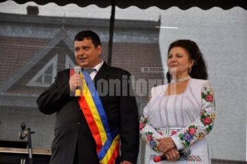 Sute de persoane la concertul Irinei Loghin oferit de deputatul PDL Ioan Bălan pătrăuțenilor