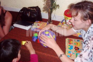Fiecare echipă mobilă are în monitorizare, consiliere și terapie copii cu părinți plecați în străinătate, dar și copii cu dizabilități