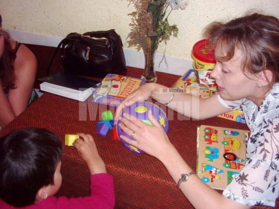 Fiecare echipă mobilă are în monitorizare, consiliere și terapie copii cu părinți plecați în străinătate, dar și copii cu dizabilități Fiecare echipă mobilă are în monitorizare, consiliere și terapie copii cu părinți plecați în străinătate, dar și copii cu dizabilități