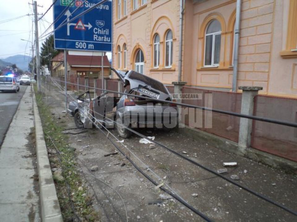 Pentru scoaterea victimelor din mașină a fost nevoie de intervenția echipajelor de la descarcerare