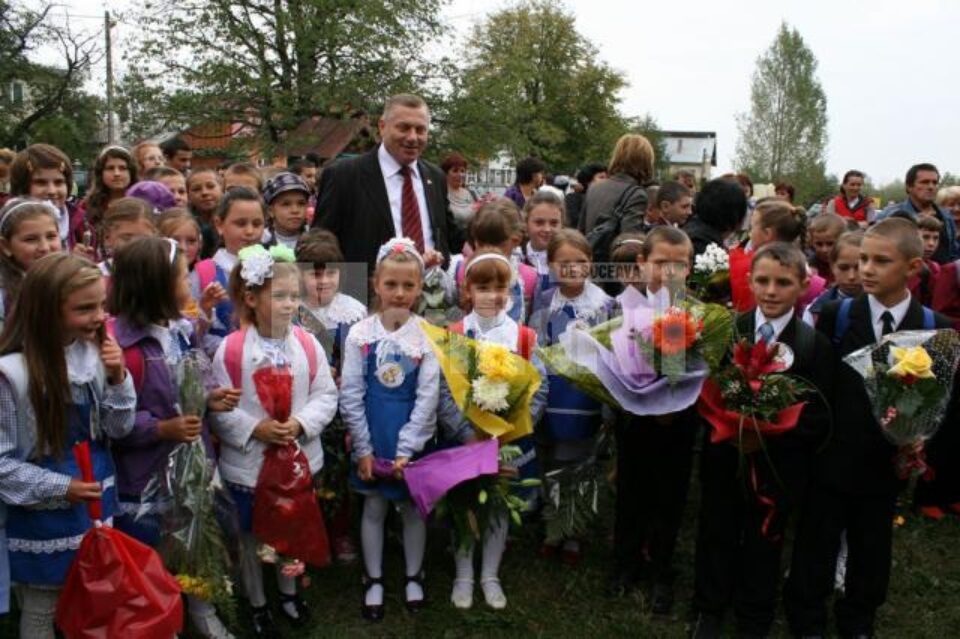 Dumitru Morhan, în mijlocul copiilor de etnie ucraineană din Negostina, cu ocazia deschiderii noului an școlar