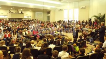 Emoții, flori și mii de copii și părinți la deschiderea anului școlar