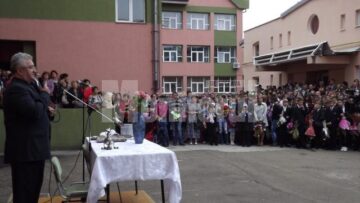 Emoții, flori și mii de copii și părinți la deschiderea anului școlar