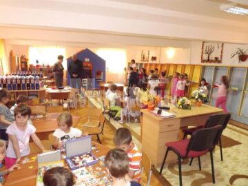 Emoții, flori și mii de copii și părinți la deschiderea anului școlar