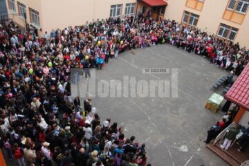 Emoții, flori și mii de copii și părinți la deschiderea anului școlar
