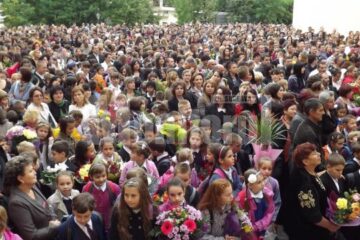 Și la Școala „Ion Creangă” din Suceava elevii au fost întâmpinați de dascălii lor în atmosferă de sărbătoare
