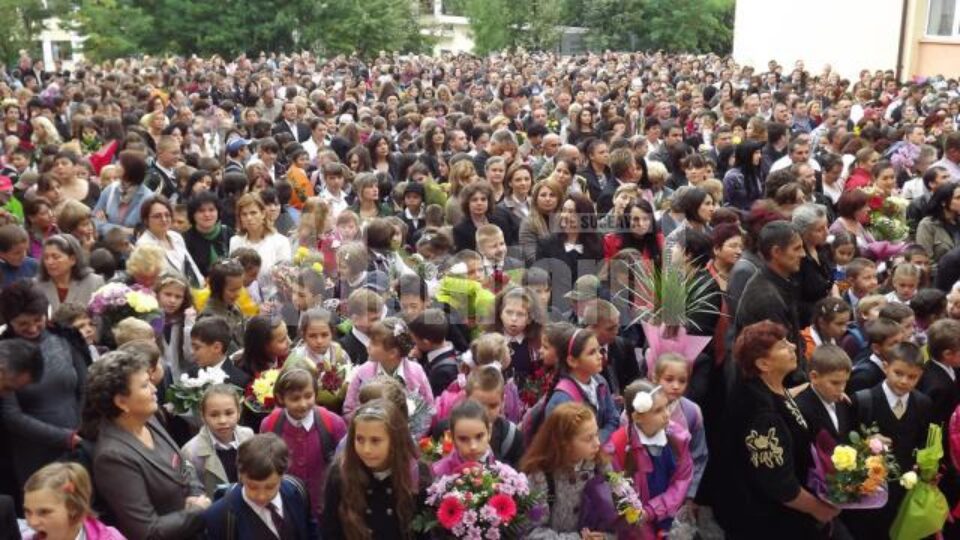Și la Școala „Ion Creangă” din Suceava elevii au fost întâmpinați de dascălii lor în atmosferă de sărbătoare
