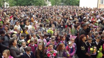 Și la Școala „Ion Creangă” din Suceava elevii au fost întâmpinați de dascălii lor în atmosferă de sărbătoare
