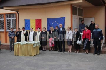 Emoții, flori și mii de copii și părinți la deschiderea anului școlar