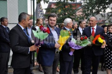 Emoții, flori și mii de copii și părinți la deschiderea anului școlar