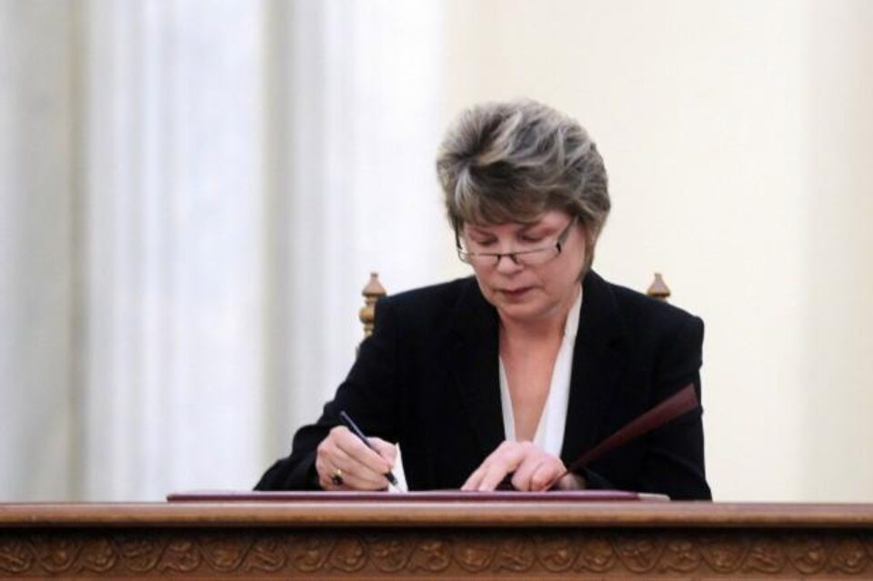 Mona Pivniceru va prelungi termenul de depunere a candidaturilor, dar "nu va fi 100 de ani"
