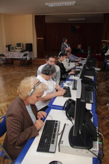 Nevăzătorii suceveni, învățați să navigheze pe internet, să „citească” presa, să trimită mesaje online