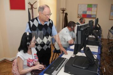 Nevăzătorii suceveni, învățați să navigheze pe internet, să „citească” presa, să trimită mesaje online