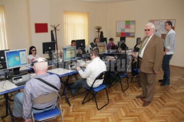Nevăzătorii suceveni, învățați să navigheze pe internet, să „citească” presa, să trimită mesaje online