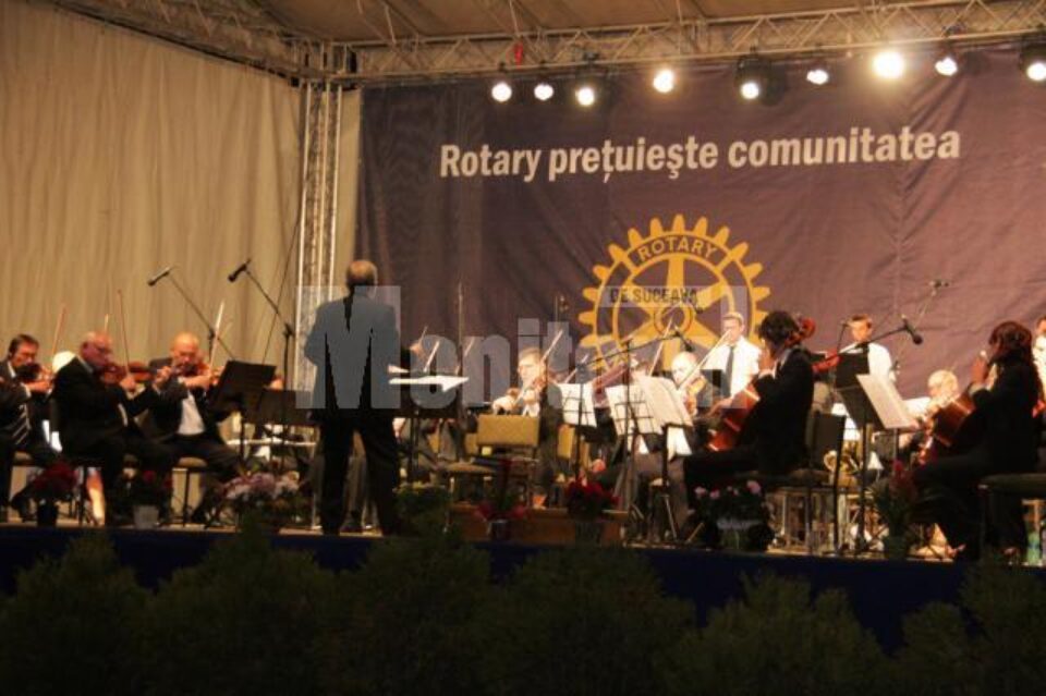 Filarmonica din Botoșani a susținut recent un concert în aer liber în fața Palatului Administrativ