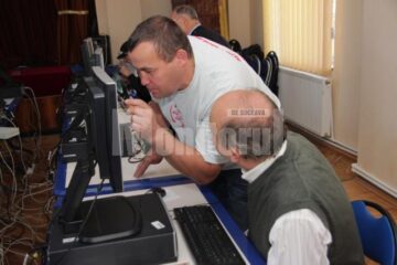 Nevăzătorii suceveni, învățați să navigheze pe internet, să „citească” presa, să trimită mesaje online