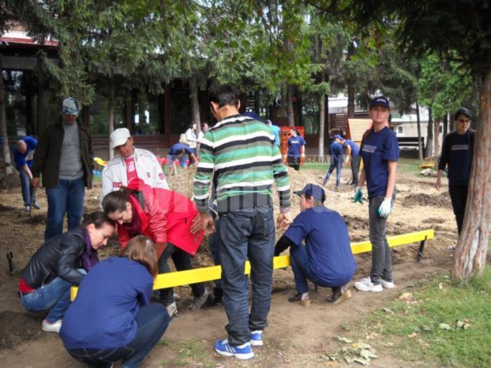 Parcul Prefecturii Suceava a fost reamenajat de către 30 de voluntari ai companiei de credite de consum Provident Financial România și ai Asociației CEM Origini Verzi