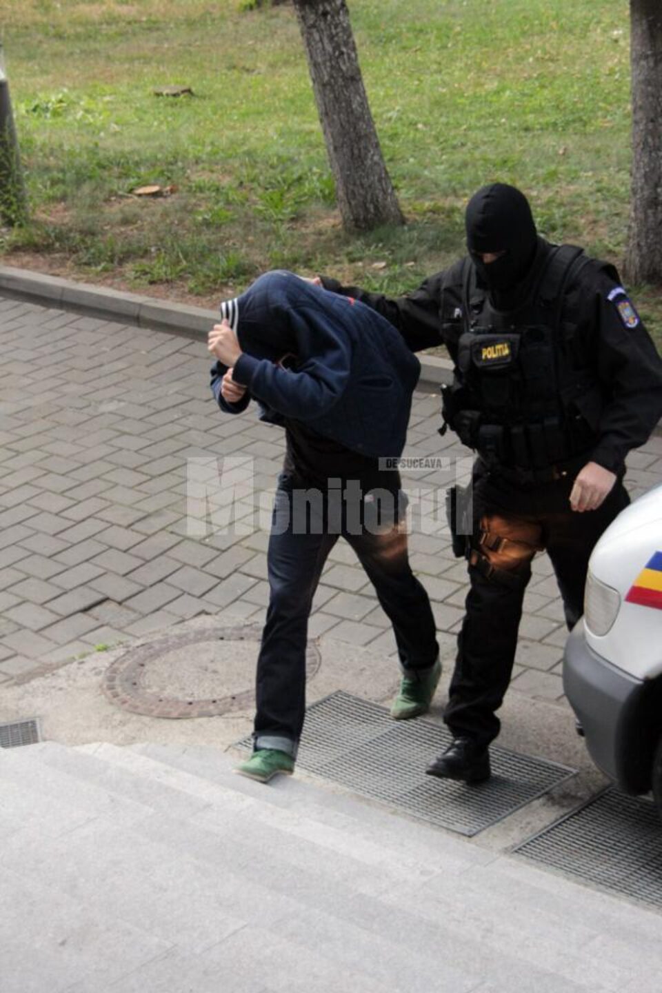 Trei dintre tinerii aduși la sediul DIICOT Suceava pentru audieri