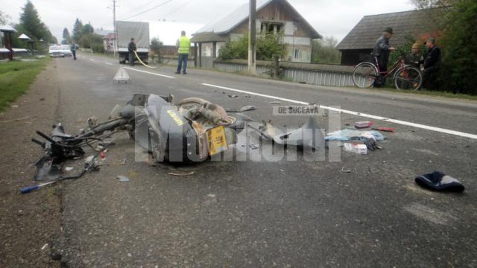 Conducătorul mopedului a fost rănit grav și transportat de urgență la Spitalul Județean Suceava