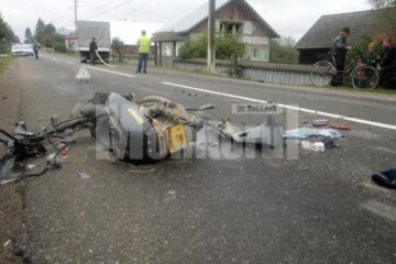 Conducătorul mopedului a fost rănit grav și transportat de urgență la Spitalul Județean Suceava