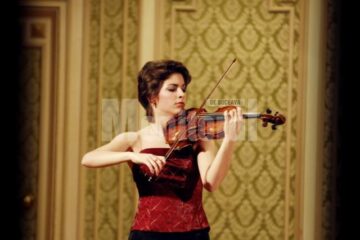 Violonista Ioana Cristina Goicea