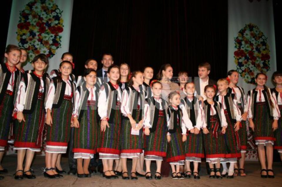Andrei Șevcenko și Natalia Korolevska, in mijlocul copiilor români din Ucraina