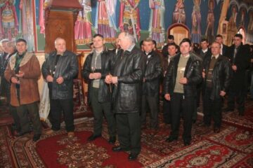 Bărbații în dreapta, iar femeile în stânga