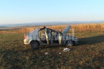 Mașina a fost avariată serios, însă pasagerii au avut noroc