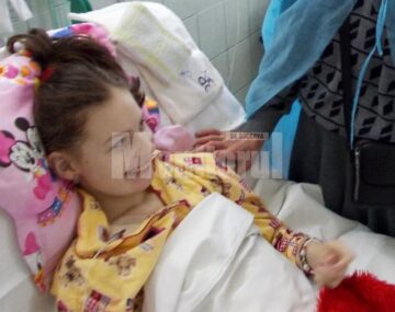 Ana Maria se luptă pentru fiecare clipă, cu demnitate, cu speranța celui care abia pășește în viață, care are visuri pe care dorește să și le împlinească