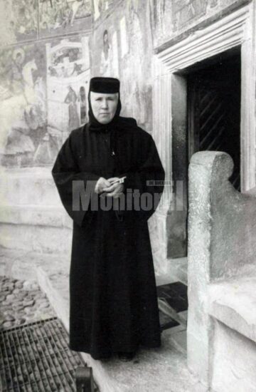 Maica Irina, în 1991, la reînființarea obștii Mănăstirii Voroneț