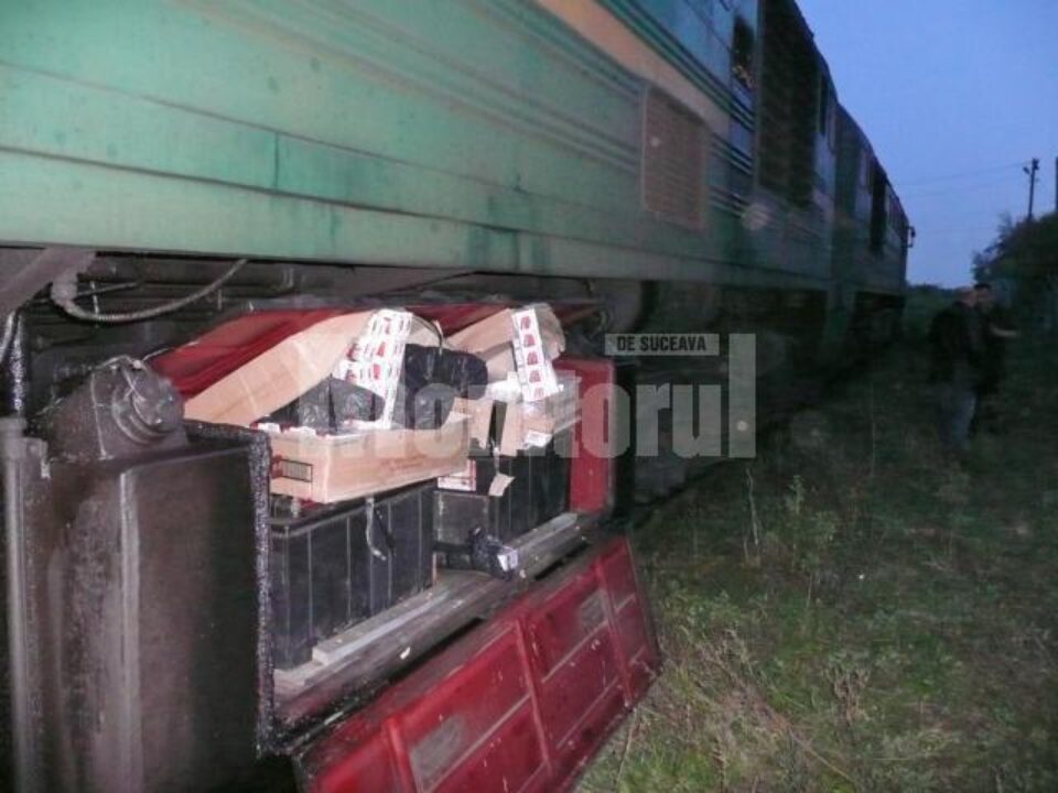 În cutiile pentru acumulatori ale locomotivei au fost găsite 780 de pachete de țigări marca Viceroy