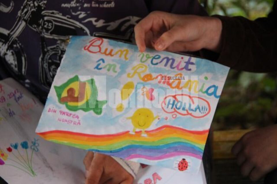 La întoarcerea din Franța, Sabina și Sergiu au fost întâmpinați cu felicitări, baloane și confetti
